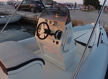 Falcor 22 Rent a Boat Murter 4